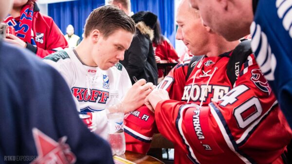 Kausikorttilaisten ja joukkueen joulutapaaminen keskiviikkona!