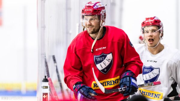 Mikko Kousa mikitettynä – ”Mun mielestä se sano että laittaa kalapuikkoja”