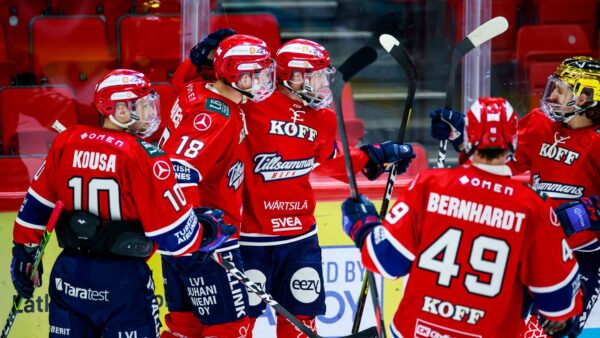 Kolme sarjapistettä yhteisölle! – Paluu Tillsammans-pelipaidoissa