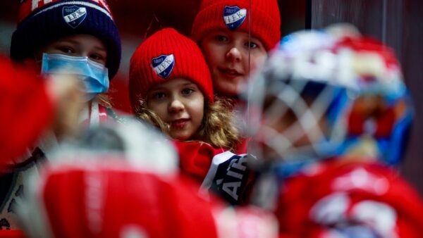 Koko perheen Family Fun torstain HIFK-KooKoo-ottelussa Nordiksella