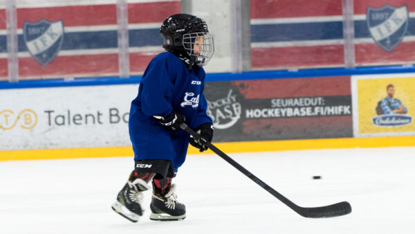 Ilmoittaudu loppukaudeksi mukaan HIFK:n kiekkokouluihin!