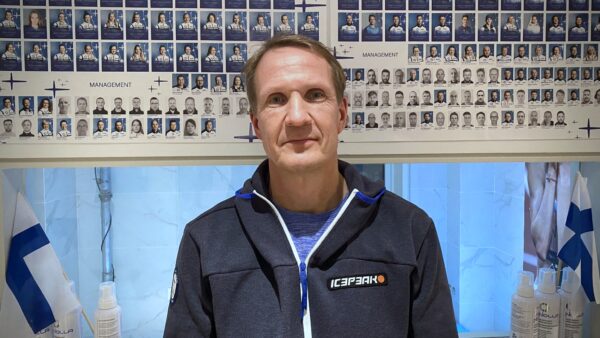 Jääkiekon Olympiajoukkueen tulkkina vieraassa kulttuurissa