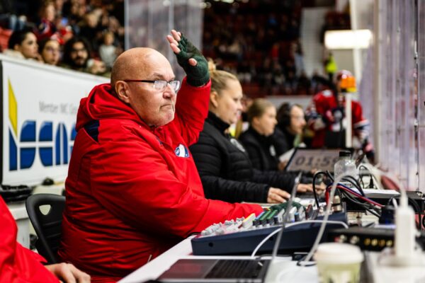 Yli 1300 ottelua HIFK:n kuuluttajana – Micke Stenberg yllätettiin kesken matsin