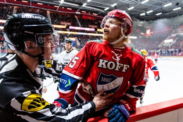 PINNALLA – Koko liigauransa HIFK:ta edustanut Micke Åsten: ”Tuntuu, että pelaan elämäni parasta kiekkoa nyt”