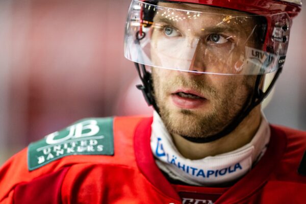 Iiro Pakarinen Leijonien matkaan EHT:lle