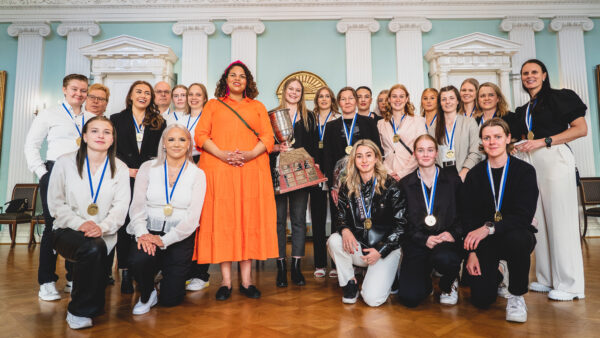 Naisten Liigan mestarit kutsuvieraina Helsingin kaupungintalolla