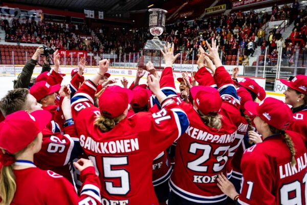 Naisten mestaruusviiri nousee Pirkkolan jäähallin kattoon sunnuntaina