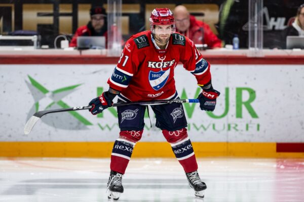 Iiro Pakarinen maajoukkueen matkaan Sveitsin EHT:lle!