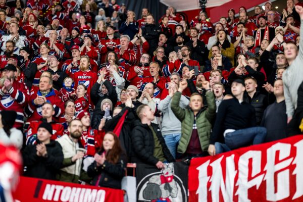 Toinen puoli huutakaa meille! 